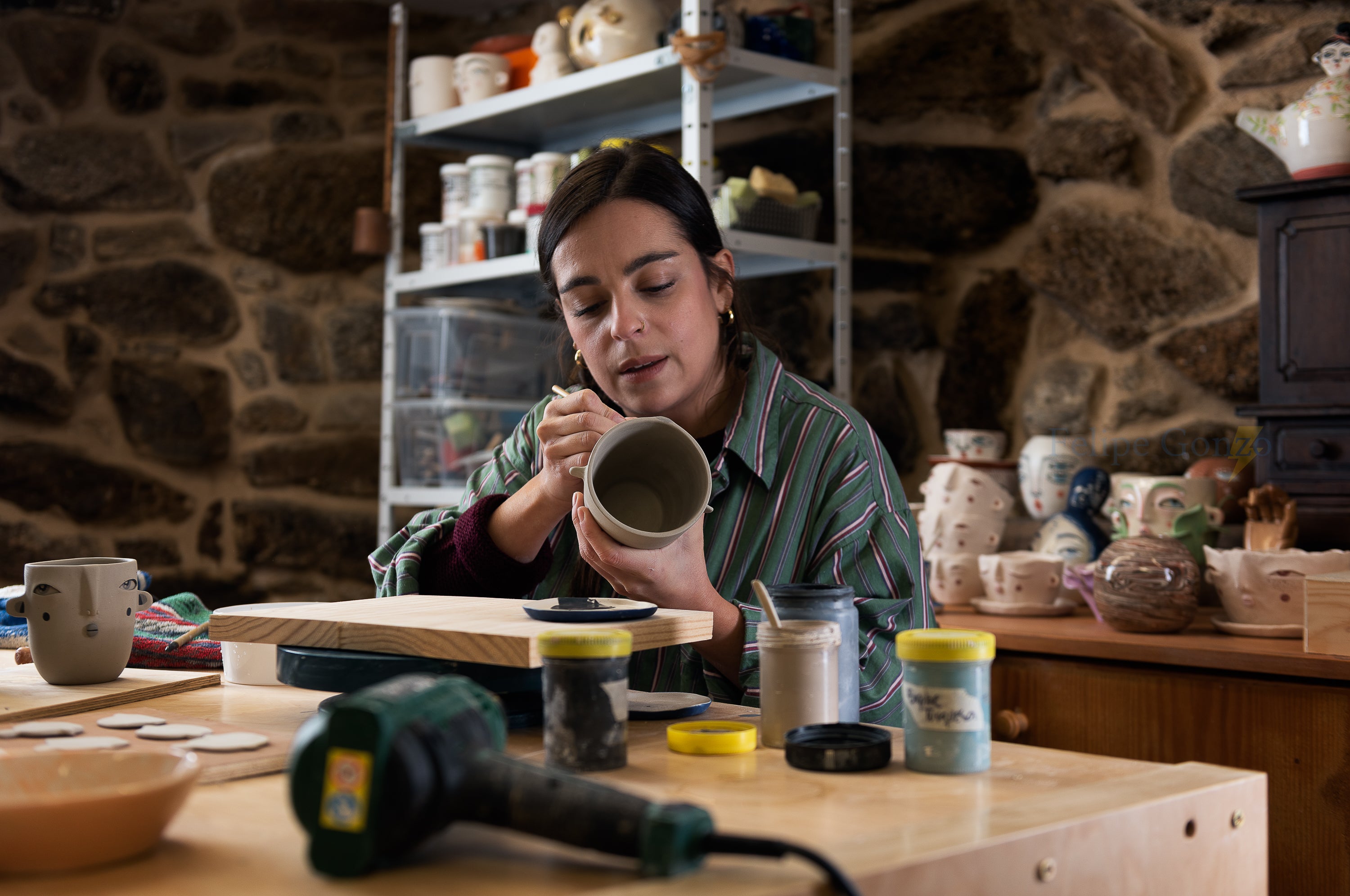 VOA, article: Abi Castillo (Fig.)