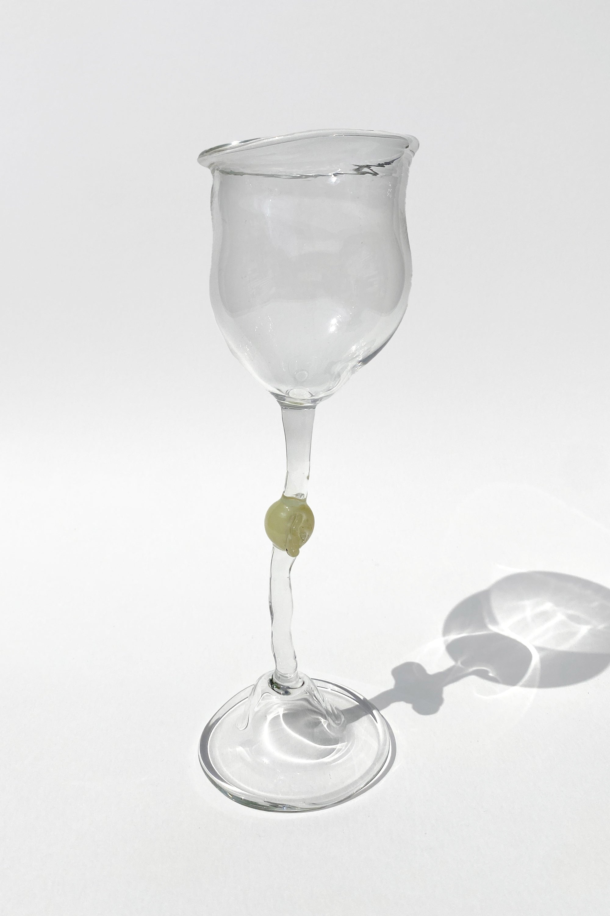 VOA: Wine glasses candy white (Thumbnail)